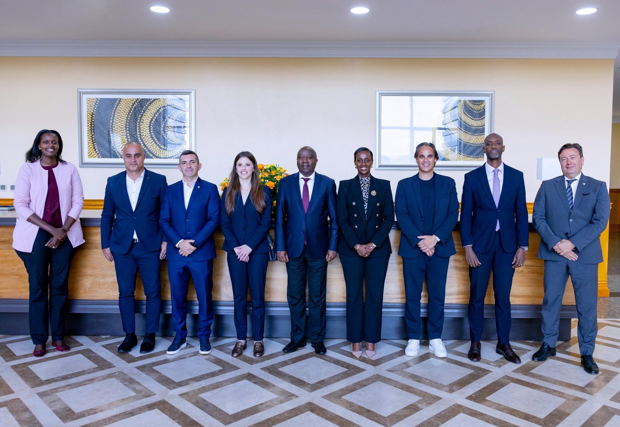 Minisitiri w’Intebe Dr. Ngirente yakiriye Itsinda ry’abaturutse mu ikipe ya Benfica yo muri Portugal
