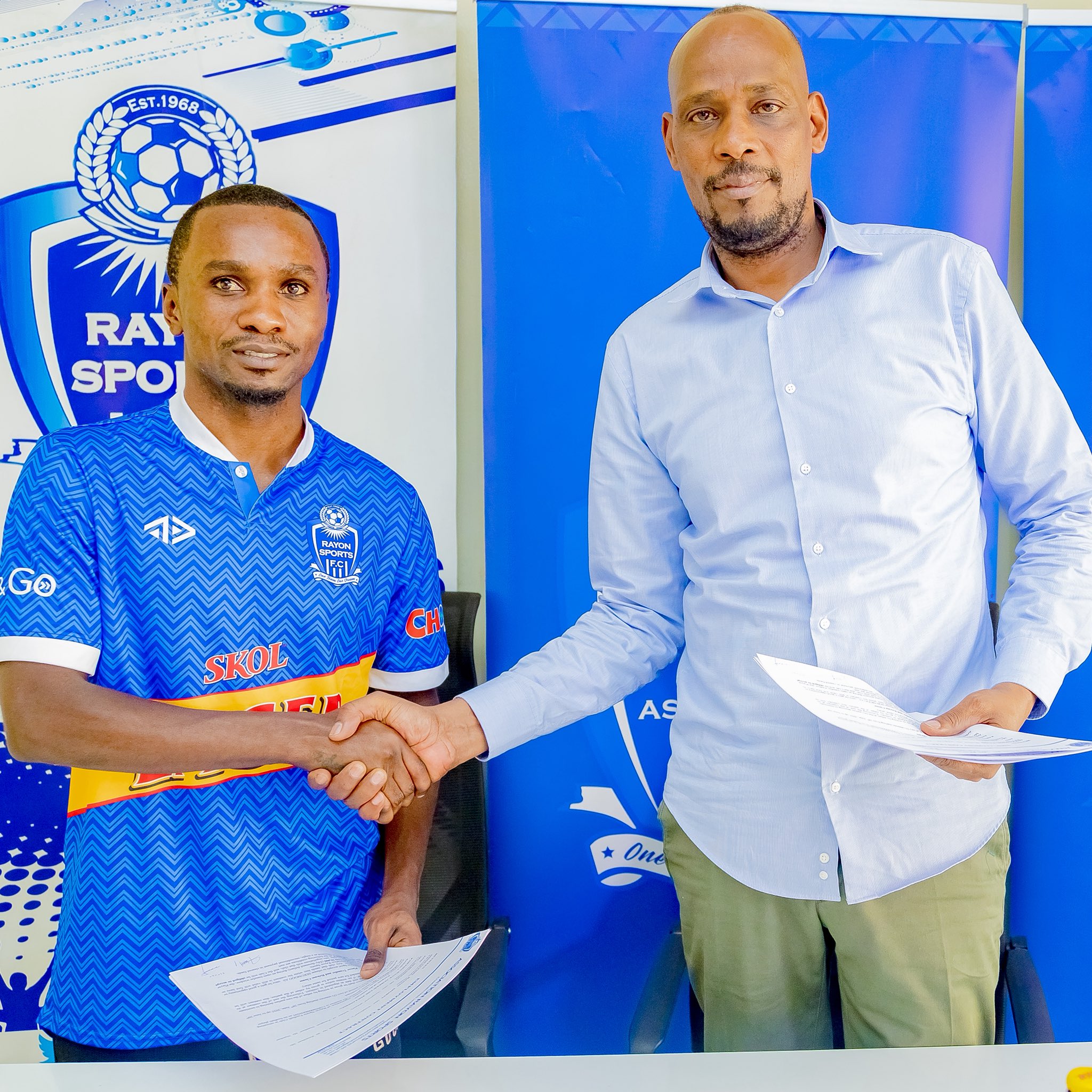 AMAFOTO: Serumogo Omar yongereye amasezerano muri Rayon Sports, Rushema Chris na Tambwe Gloire basinya amasazerano mashya