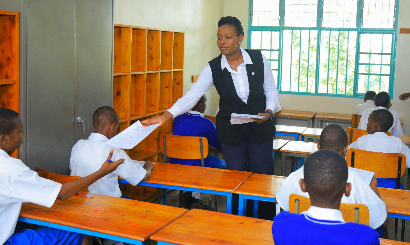 Mu burezi budaheza buzira ikandamiza n’iringaniza Abanyeshuri basaga Ibihumbi 220 basoje Amashuri Abanza batangiye ibizamini bya Leta