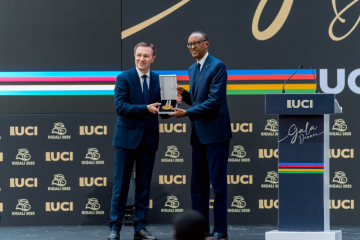 Ishyirahamwe ry’Imikino yo Gusiganwa ku Magare (UCI), ryahaye Perezida Paul Kagame igihembo gihabwa abakoze ibikorwa by’indashyikirwa mu mukino wo gusiganwa ku magare