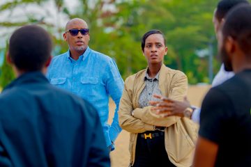 Amafoto – Minisitiri wa Siporo na Komite Nyobozi ya FERWAFA basuye ibikorwa by’inyubako n’ibibuga biri kubakwa Amafoto – Minisitiri wa Siporo na Komite Nyobozi ya FERWAFA basuye ibikorwa by’inyubako n’ibibuga biri kubakwa