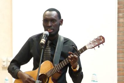 Munyampeta Jean Luc wamamaye mu ndirimbo zo guhimbaza Imana akomeje kwifatanya n’ibigarasha