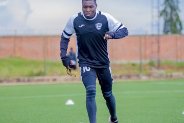 APR FC yitegura gukina na Rayon Sports yakiriye mu myitozo Djibril Outarra wari umaze iminsi yaravunitse APR FC yitegura gukina na Rayon Sports yakiriye mu myitozo Djibril Outarra wari umaze iminsi yaravunitse