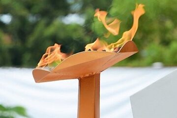 Nubwo Jenoside yakorewe Abatutsi yateguwe kuva cyera, urupfu rwa Perezida Habyarimana rwabaye imbarutso yo kwica Abatutsi ku mugaragaro. Dore amwe mu matariki yabayeho ubwicanyi bukomeye.  6 Mata 1994 saa 20:25: Indege yari itwaye Abaperezida Juvénal Habyarimana na Ntaryamira Cyprien yarasiwe i Kanombe mu mujyi wa Kigali ubwo bari bavuye mu nama Arusha muri Tanzaniya.  Mu masaha yakurikiyeho ni bwo umutwe w’abasirikari barindaga Habyarimana, abasirikare, abajandarume n’Interahamwe batangiye gushyiraho za bariyeri muri Kigali.  7 Mata 1994: Minisitiri w’Intebe, Agatha Uwilingiyimana, Perezida w’Urukiko rurinda Itegeko Nshinga, Joseph Kavaruganda barishwe.  Ni na bwo hatangiye kwicwa Abatutsi urugo ku rugo hanicwa abasirikare 10 b’Ababiligi, abarwaza, abarwayi n’abaganga ba CHK.  Kuri iyi tariki ni na bwo abasirikare bahoze ari aba FPR Inkotanyi bavuye muri CND batangira kurwana n’abicanyi.  8 Mata 1994: Ubwicanyi bwatangiye gukwira mu gihugu hose, bamwe mu bayobozi batangira guhungira muri Ambasade y’u Bufaransa mu Rwanda biganjemo Abaminisitiri.  Abantu barenga 100 biciwe mu ishuri rya Mutagatifu Andereye i Nyamirambo. Koloneli Théoneste Bagosora yateranyije inama yo kugena abayobozi bakuru b’igihugu bari bamaze gupfa.  9 Mata 1994: Théodore Sindikubwabo yabaye Perezida w’igihugu w’agateganyo, Jean Kambanda agirwa Minisitiri w’Intebe wa Guverinoma y’Abatabazi.  “Opération Amaryllis” y’Abafaransa yageze mu Rwanda izanye n’iy’Ababiligi yitwaga “Opération Silverback”.  Umuryango wa Habyarimana wajyanwe i Bangui muri Repubukika ya Centr’Afrika bahavanwa bajya mu Bufaransa.  12 Mata 1994: Guverinoma yavuye i Kigali ihungira i Murambi muri Gitarama  13 Mata 1994: Ingabo z’Ababiligi zafashe icyemezo cyo kuva mu Rwanda zita impunzi z’abatutsi zari zabahungiyeho muri ETO Kicukiro, Interahamwe n’abasirikare bahita batangira kubiraramo,abasigaye babazamura Nyanza ya Kicukiro ari naho babarangirije.  14 Mata 1994: Ubwicanyi bwakorewe mu bitaro bya Kibeho ku Gikongoro  15 Mata 1994: Ubwicanyi i Nyarubuye muri Kibungo no muri Paruwasi ya Mubuga ku Kibuye  16 Mata 1994: Ubwicanyi kuri Paruwasi ya Mugonero ku Kibuye 18 Mata 1994: Hishwe abari bahungiye muri Sitade Gatwaro (Kibuye).  20 na 22 Mata 1994: Interahamwe n’abasirikare biraye mu barwayi, abarwaza n’abavuzi bo mu bitaro bya Kaminuza i Butare barabica.  21 Mata 1994: Ingabo z’Umuryango w’Abibumbye mu Rwanda (MINUAR) zaragabanyijwe ziva ku bihumbi 5,500 zigera kuri 270.  27 Mata 1994: Papa Jean Paul II yatangaje bwa mbere ko ibyaberaga mu Rwanda ari Jenoside.  28 Mata 1994: Amerika na yo yemeye ko ibyaberaga mu Rwanda byari Jenoside bisobanurwa n’umuvugizi wayo Christine Shelley.  30 Mata 1994: Impunzi 250.000 zambutse umupaka zijya muri Tanzaniya bahunga intambara FPR yarwanaga na FAR.  12 Gicurasi 1994: Umuyobozi wa Komisiyo y’Uburenganzira bwa Muntu muri Loni na we yavuze ko mu Rwanda harimo kubera Jenoside.  13 na 14 Gicurasi 1994: Ni bwo abasirikare ba Leta y’abatabazi bifatanyije n’abapolisi, Interahamwe n’abaturange bateye abaturage bo mu Bisesero ku musozi wa Muyira bicamo abaturage batabarika bari babashije kwirwanaho mbere.  Muri Gicurasi 1994 : Umuryango utabara imbabare watangaje ko hamaze gupfa abantu barenga ibihumbi 500.  22 Gicurasi 1994: Ingabo zari iza FPR Inkotanyi zafashe ikibuga cy’indege mpuzamahanga cya Kanombe.  27 Gicurasi 1994: Habayeho guhererekanya impunzi hagati ya FPR na FAR biyobowe na MINUAR buri wese agahitamo aho agomba kujya yaba mu gice kiyoborwa na FPR cyangwa na Guverinoma y’Abatabazi.  29 Gicurasi 1994: Guverinoma yahungiye ku Gisenyi ari na ho yavuye igana mu cyahoze ari Zayire.  2 Kamena 1994: Gitarama na Kabgayi byagiye mu maboko ya FPR Inkotanyi  16 Kamena 1994: FPR yabohoje impunzi zari zahungiye muri Kiliziya y’Umuryango Mutagatifu i Kigali no muri Saint Paul.  22 Kamena 1994: Akanama gashinzwe umutekano ku isi kemereye Ingabo z’u Bufaransa kuza muri “Opération Turquoise”.  28 Kamena 1994: Umuryango w’Abibumbye wasohoye raporo ivuga kuri Jenoside yakorewe Abatutsi mu Rwanda.  4 Nyakanga 1994: Umujyi wa Kigali na Butare byafashwe na FPR Inkotanyi, Ingabo z’Abafaransa zitangaza ko Kibuye, Gikongoro na Cyangugu zizazicungira umutekano  13 Nyakanga 1994: Impunzi z’Abanyarwanda zatangiye kwambuka umupaka zijya mu mujyi wa Goma muri Zayire  15 Nyakanga 1994: Umuryango w’Abibumbye wanze kwemera Leta y’abatabazi.  17 Nyakanga 1994: Ingabo zari iza FPR Inkotanyi zafashe Gisenyi na Ruhengeri kandi batangaza ko intambara ihagaze ku mugaragaro.  19 Nyakanga 1994: Hagiyeho Leta y’Ubumwe bw’Abanyarwanda, Pasteur Bizimungu aba Perezida, Jenerali Majoro Paul Kagame aba Visi-Perezida, Faustin Twagiramungu aba Minisitiri w’Intebe