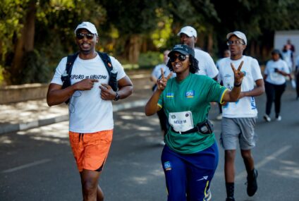 AMAFOTO- Abarimo Minisitiri wa Siporo, Nelly Mukazayire, uw’Ubuzima, Dr Sabin bari mu bantu barenga 4000 bitabiriye Kigali International Peace Marathon