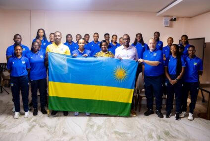 Minisitiri wa Siporo, Nelly Mukazayire yashyikirije ibendera ikipe y’u Rwanda y’Abagore yerekeje i Nairobi mu Gikombe cya Afurika Minisitiri wa Siporo, Nelly Mukazayire yashyikirije ibendera ikipe y’u Rwanda y’Abagore yerekeje i Nairobi mu Gikombe cya Afurika
