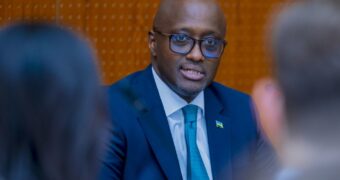 Ingoma Ibihumbi u Rwanda ruticaranye ku meza n’abaruhekuye bashaka kwambara Uruhu rwera kandi ari ibirura