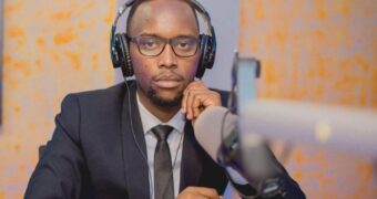 Byatsi Baker yongeye kwikirigita araseka, mu mugambi we wa mpemuke ndamuke akomeje wo kwambara urubwa rwo gusebya u Rwanda rwabyaye Nyina