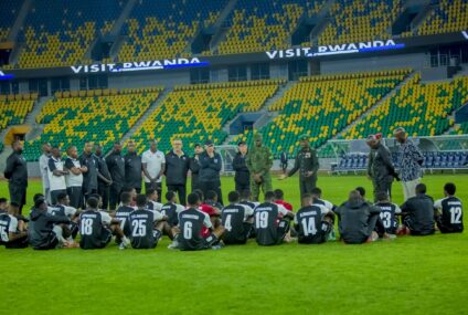 Gen MK MUBARAKH ari kumwe na Maj Gen Alex KAGAME basuye APR F.C yitegura gukina na Zamalek SC