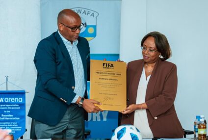 AMAFOTO: Shema Ngoga Fabrice wahoze ayobora FERWAFA yakoze ihererekanyabubasha na Me Gasarabwe Claudine