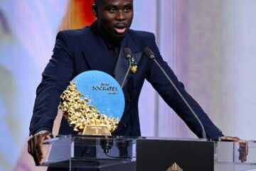 Inkuru ya Byiringiro wo mu Rwanda yakoze ku mitima ya benshi ubwo Bukayo Saka yasomaga ubutumwa yohererejwe Inkuru ya Byiringiro wo mu Rwanda yakoze ku mitima ya benshi ubwo Bukayo Saka yasomaga ubutumwa yohererejwe